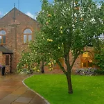 Courtyard House- Luxury House With Floodlit Tennis Court Holiday home Northallerton