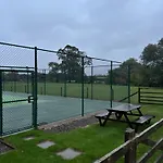 Courtyard House- Luxury House With Floodlit Tennis Court * 诺斯阿勒顿