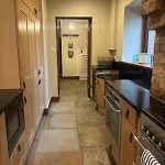 度假居 Courtyard House- Luxury House With Floodlit Tennis Court *