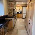 度假居 Courtyard House- Luxury House With Floodlit Tennis Court *