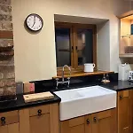 Courtyard House- Luxury House With Floodlit Tennis Court * 诺斯阿勒顿