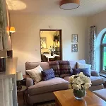 Courtyard House- Luxury House With Floodlit Tennis Court 度假居