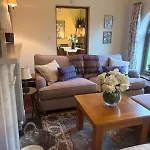 Courtyard House- Luxury House With Floodlit Tennis Court 度假居