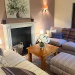 Courtyard House- Luxury House With Floodlit Tennis Court * 诺斯阿勒顿