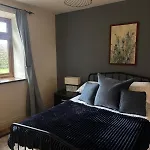 度假居 Courtyard House- Luxury House With Floodlit Tennis Court *