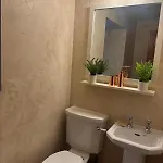 Courtyard House- Luxury House With Floodlit Tennis Court 度假居