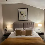 Courtyard House- Luxury House With Floodlit Tennis Court *