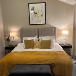 度假居 Courtyard House- Luxury House With Floodlit Tennis Court *