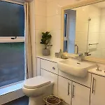 Courtyard House- Luxury House With Floodlit Tennis Court * 诺斯阿勒顿