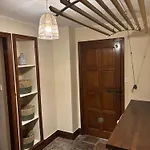 Courtyard House- Luxury House With Floodlit Tennis Court * 诺斯阿勒顿