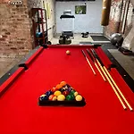 度假居 Courtyard House- Luxury House With Floodlit Tennis Court