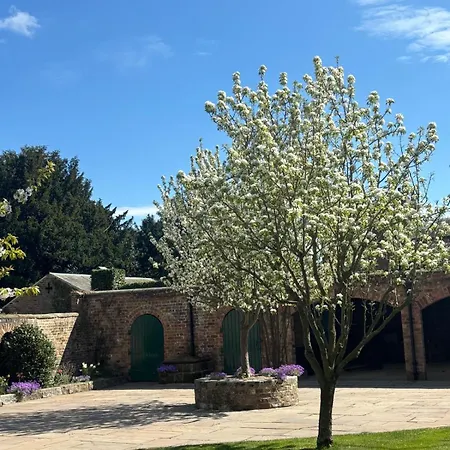Courtyard House- Luxury House With Floodlit Tennis Court