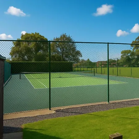 Courtyard House- Luxury House With Floodlit Tennis Court 펜션 *