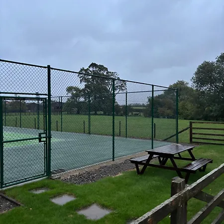 Courtyard House- Luxury House With Floodlit Tennis Court * Northallerton