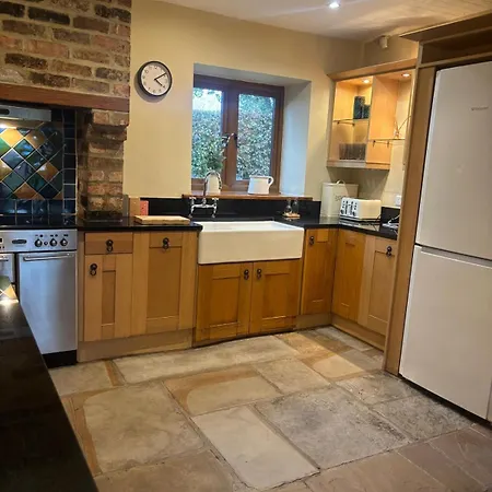 펜션 Courtyard House- Luxury House With Floodlit Tennis Court