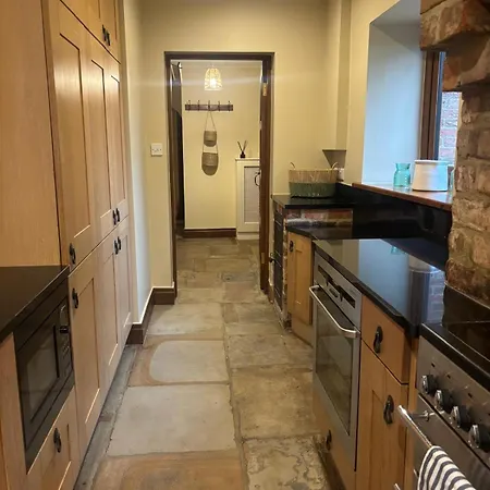 בית נופש Courtyard House- Luxury House With Floodlit Tennis Court *