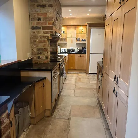 펜션 Courtyard House- Luxury House With Floodlit Tennis Court *