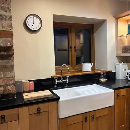 Courtyard House- Luxury House With Floodlit Tennis Court * 노샐러톤