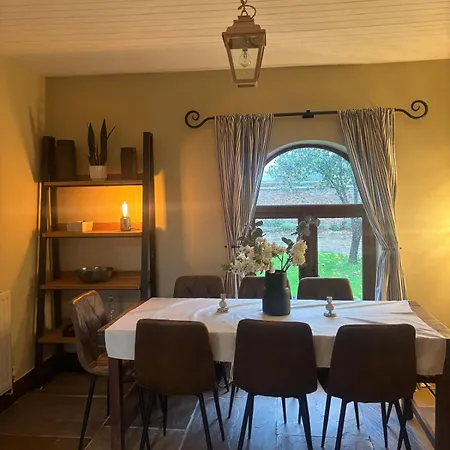 בית נופש Courtyard House- Luxury House With Floodlit Tennis Court *