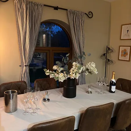 Courtyard House- Luxury House With Floodlit Tennis Court בית נופש *