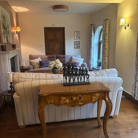 Courtyard House- Luxury House With Floodlit Tennis Court