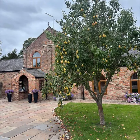 Courtyard House- Luxury House With Floodlit Tennis Court 펜션 *