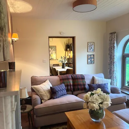 Courtyard House- Luxury House With Floodlit Tennis Court 펜션