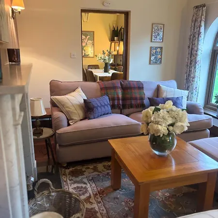 Courtyard House- Luxury House With Floodlit Tennis Court 펜션