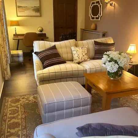 Courtyard House- Luxury House With Floodlit Tennis Court בית נופש