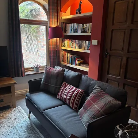 Courtyard House- Luxury House With Floodlit Tennis Court 펜션 *