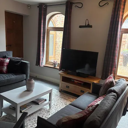 Courtyard House- Luxury House With Floodlit Tennis Court