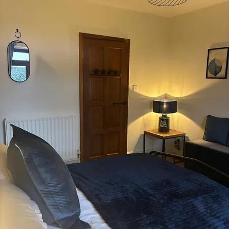 펜션 Courtyard House- Luxury House With Floodlit Tennis Court