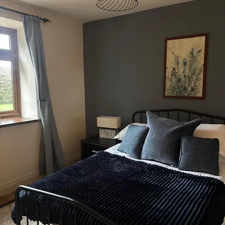 펜션 Courtyard House- Luxury House With Floodlit Tennis Court *