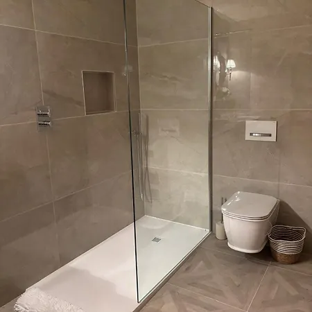 בית נופש Courtyard House- Luxury House With Floodlit Tennis Court