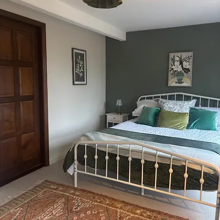 Courtyard House- Luxury House With Floodlit Tennis Court *