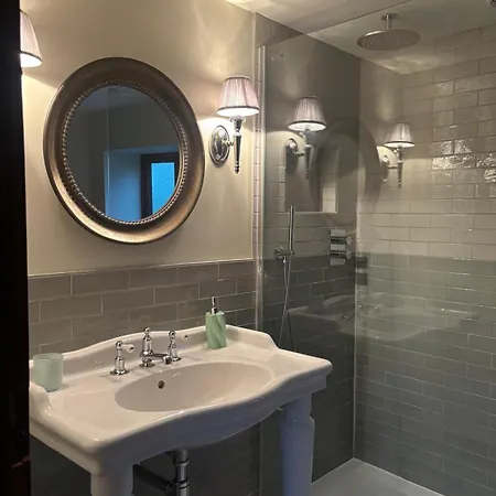 Courtyard House- Luxury House With Floodlit Tennis Court בית נופש *