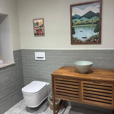 펜션 Courtyard House- Luxury House With Floodlit Tennis Court