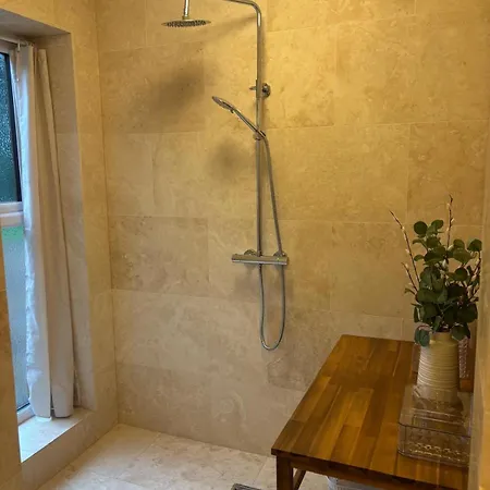 펜션 Courtyard House- Luxury House With Floodlit Tennis Court