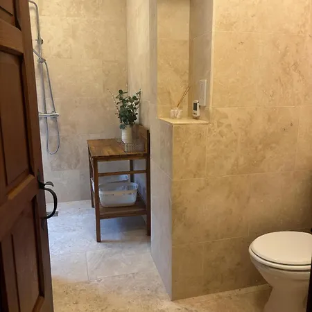 Courtyard House- Luxury House With Floodlit Tennis Court 노샐러톤