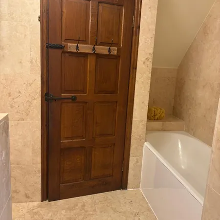 Courtyard House- Luxury House With Floodlit Tennis Court *