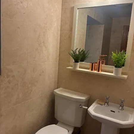 Courtyard House- Luxury House With Floodlit Tennis Court בית נופש