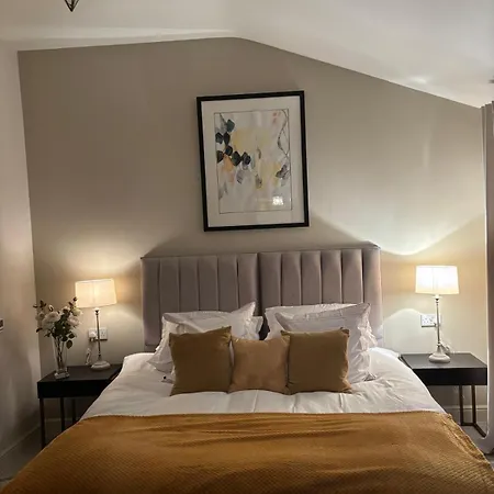 Courtyard House- Luxury House With Floodlit Tennis Court *