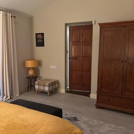 Courtyard House- Luxury House With Floodlit Tennis Court בית נופש *