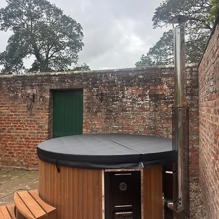 Courtyard House- Luxury House With Floodlit Tennis Court 펜션 노샐러톤