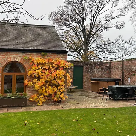 Courtyard House- Luxury House With Floodlit Tennis Court *