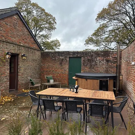 Courtyard House- Luxury House With Floodlit Tennis Court * Northallerton