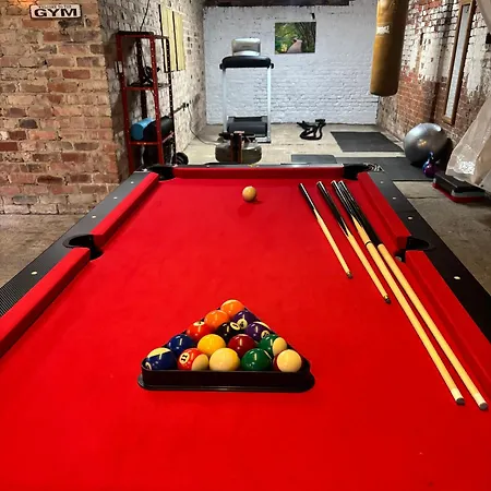 펜션 Courtyard House- Luxury House With Floodlit Tennis Court