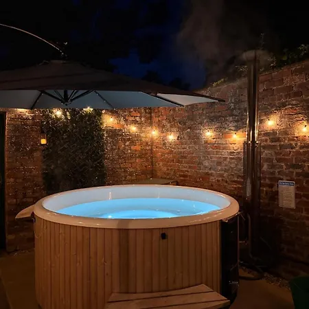 בית נופש Courtyard House- Luxury House With Floodlit Tennis Court