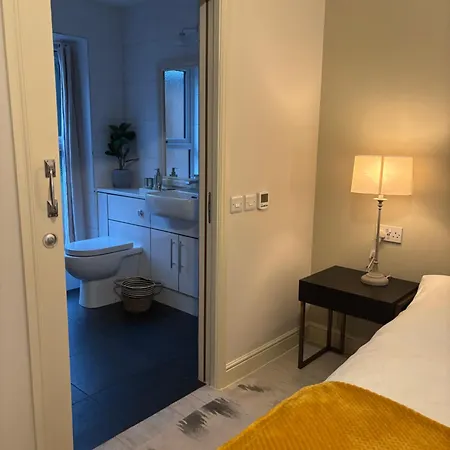 Courtyard House- Luxury House With Floodlit Tennis Court בית נופש נורת'אלרטון