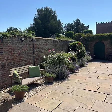 Courtyard House- Luxury House With Floodlit Tennis Court *